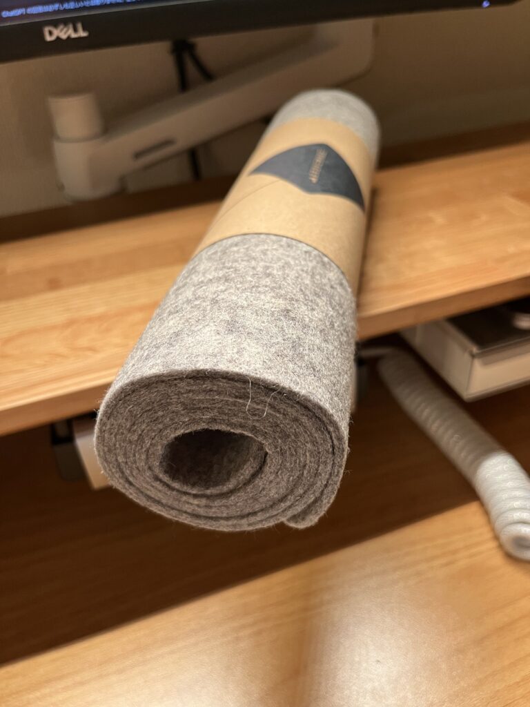GROVEMADEのウールデスクマットを全体の画像